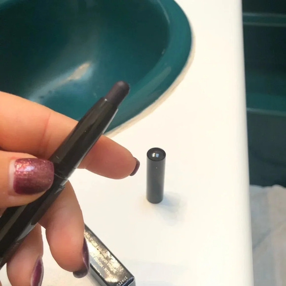 NIB LAURA MERCIER EXTREME MATTE LIPSTICK - Picture 4 of 5